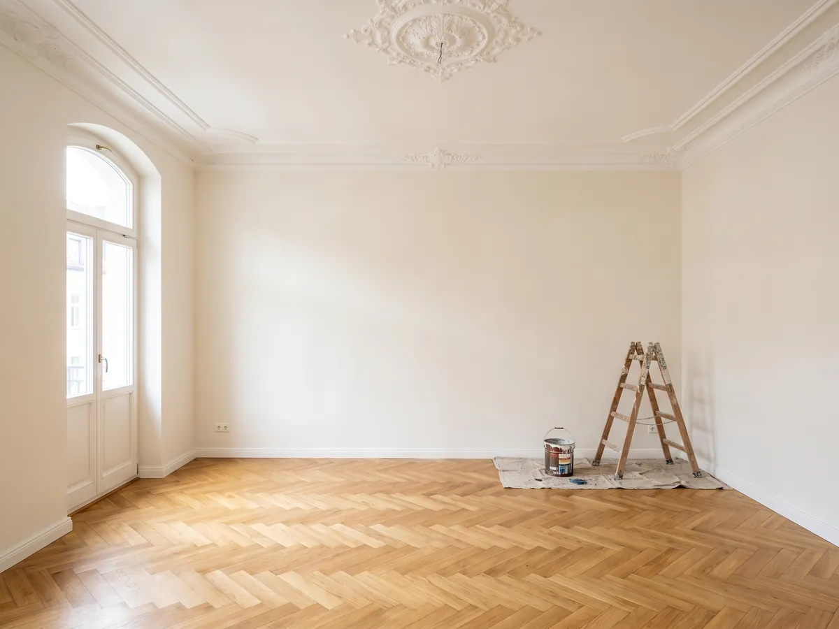 Restaurierter Altbau mit Stuckdecke und Fischgrätparkett