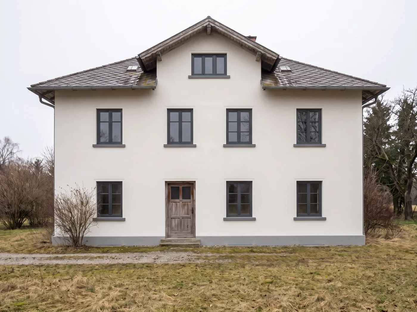Dasselbe Haus nach der Fassadensanierung mit frischem Anstrich