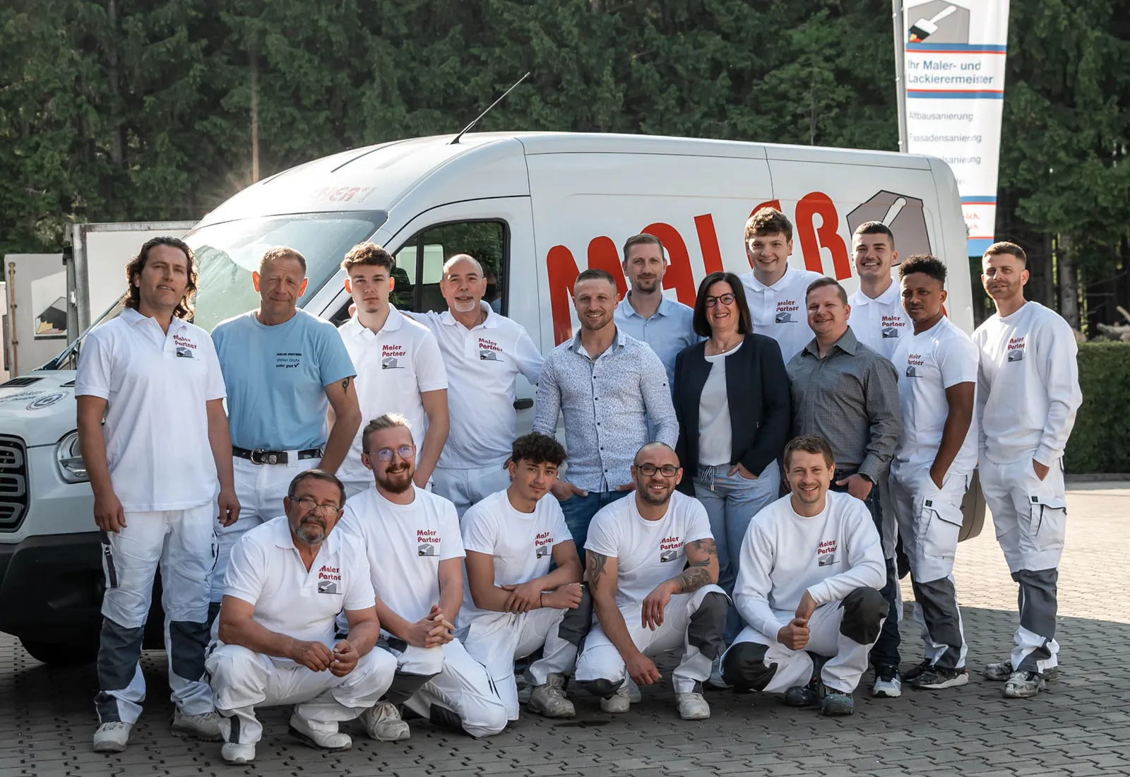Das Team der Maler Partner GmbH vor dem Firmengebäude in Kaufbeuren